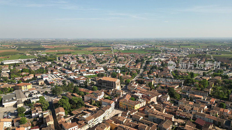鸟瞰图Valeggio sul Mincio是意大利的一个市镇，位于维罗纳省，威尼斯地区。典型意大利房屋屋顶的俯视图